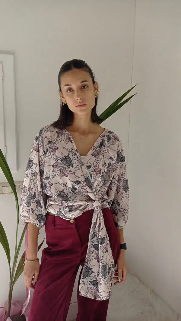 Blusa in Raso Nero Elegante Primavera - Versatile per Cerimonie e Ufficio - Disponibile in S, M, L, XL