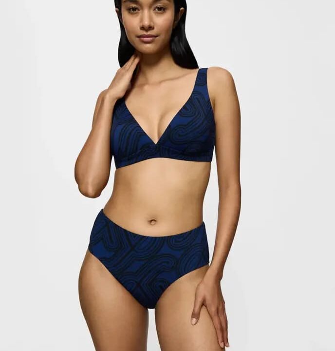 Bikini blu con top imbottito a scollatura profonda e slip coordinato a vita regolare