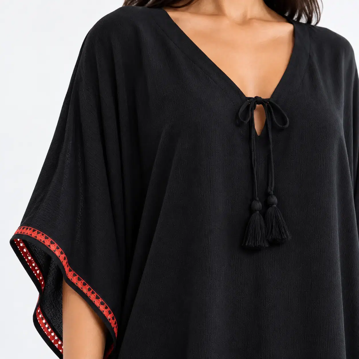 dettaglio-caftano-nero-con-nappe-04