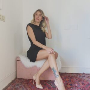 Abito Nero  con piume allo scollo tubino