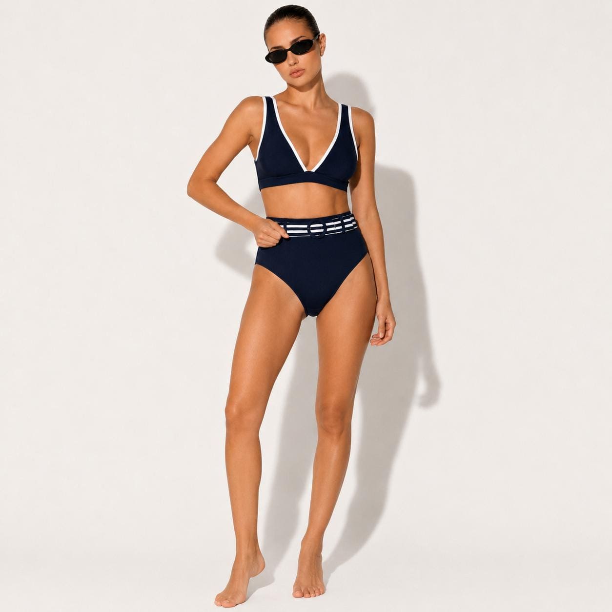 ostume donna due pezzi blu navy con top a triangolo e slip alto