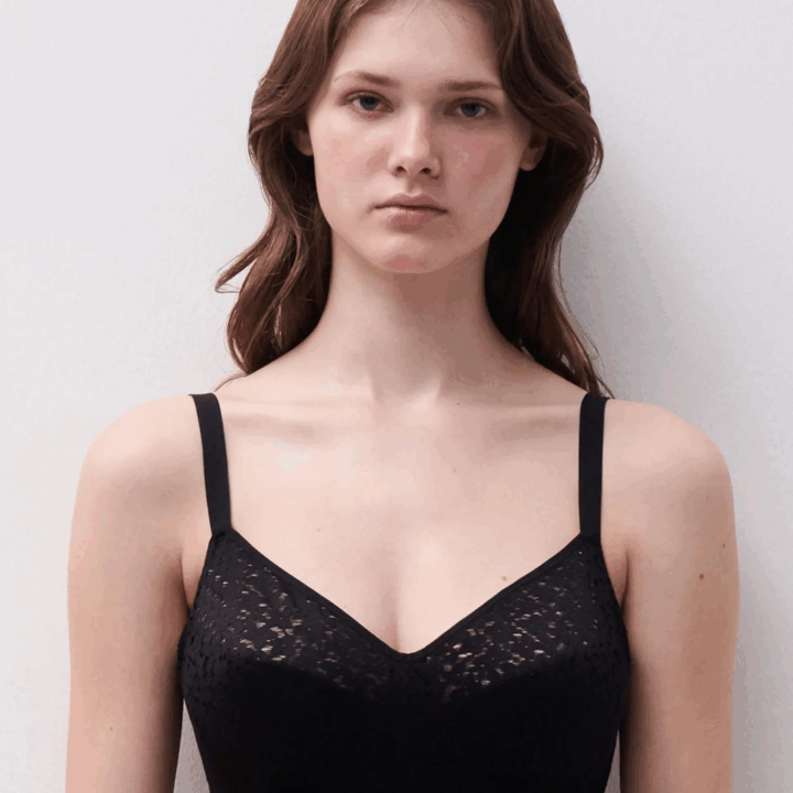 Reggiseno senza ferretto in pizzo morbido, sostenitivo e coprente.