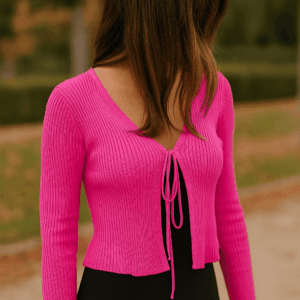 Coprispalle cardigan fucsia con laccetto frontale – In maglia sottile, elegante e versatile | La Strega di Biancaneve