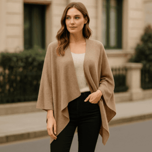 Mantella beige lurex dorato – Eleganza calda e luce discreta | La Strega di Biancaneve