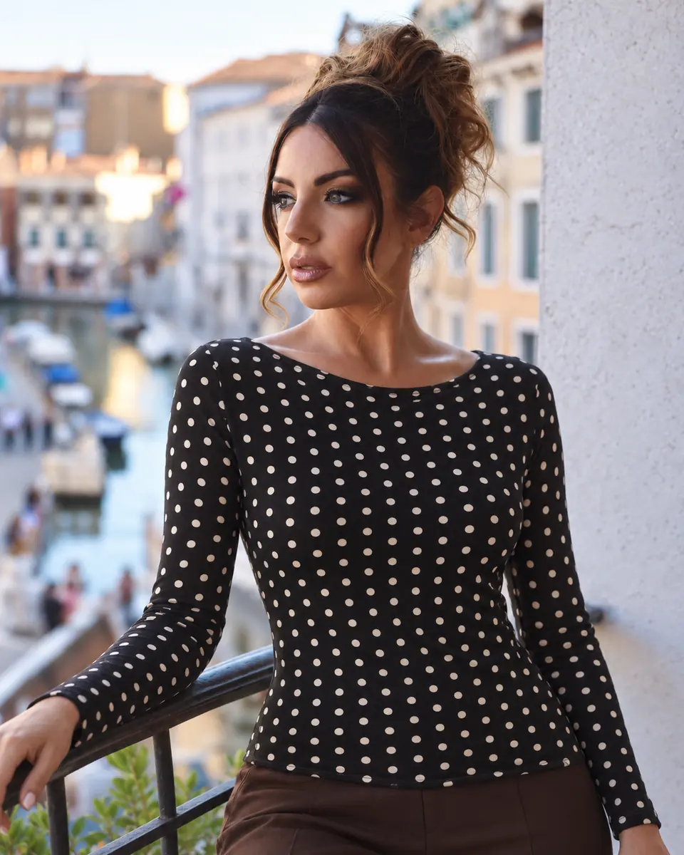 maglia-donna-nera-pois-lifestyle