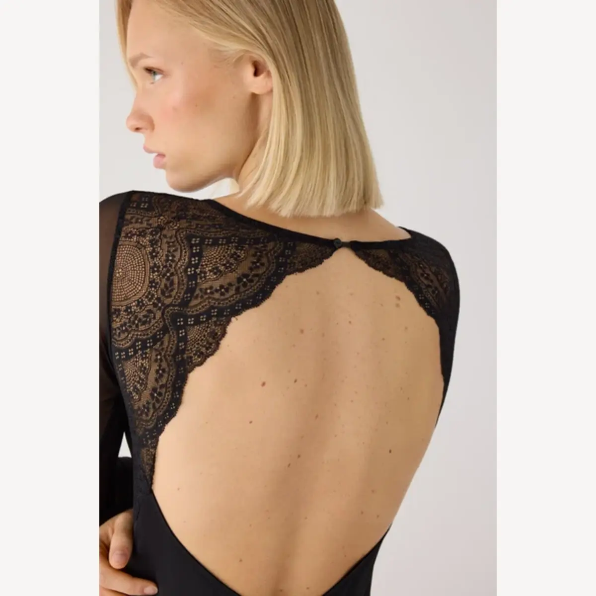 body-donna-pizzo-nero-dettaglio-retro