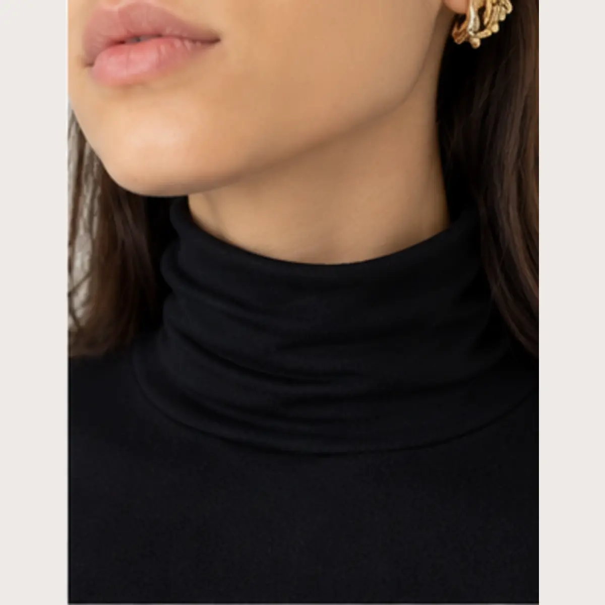 maglia-dolcevita-donna-nera-dettaglio-collo