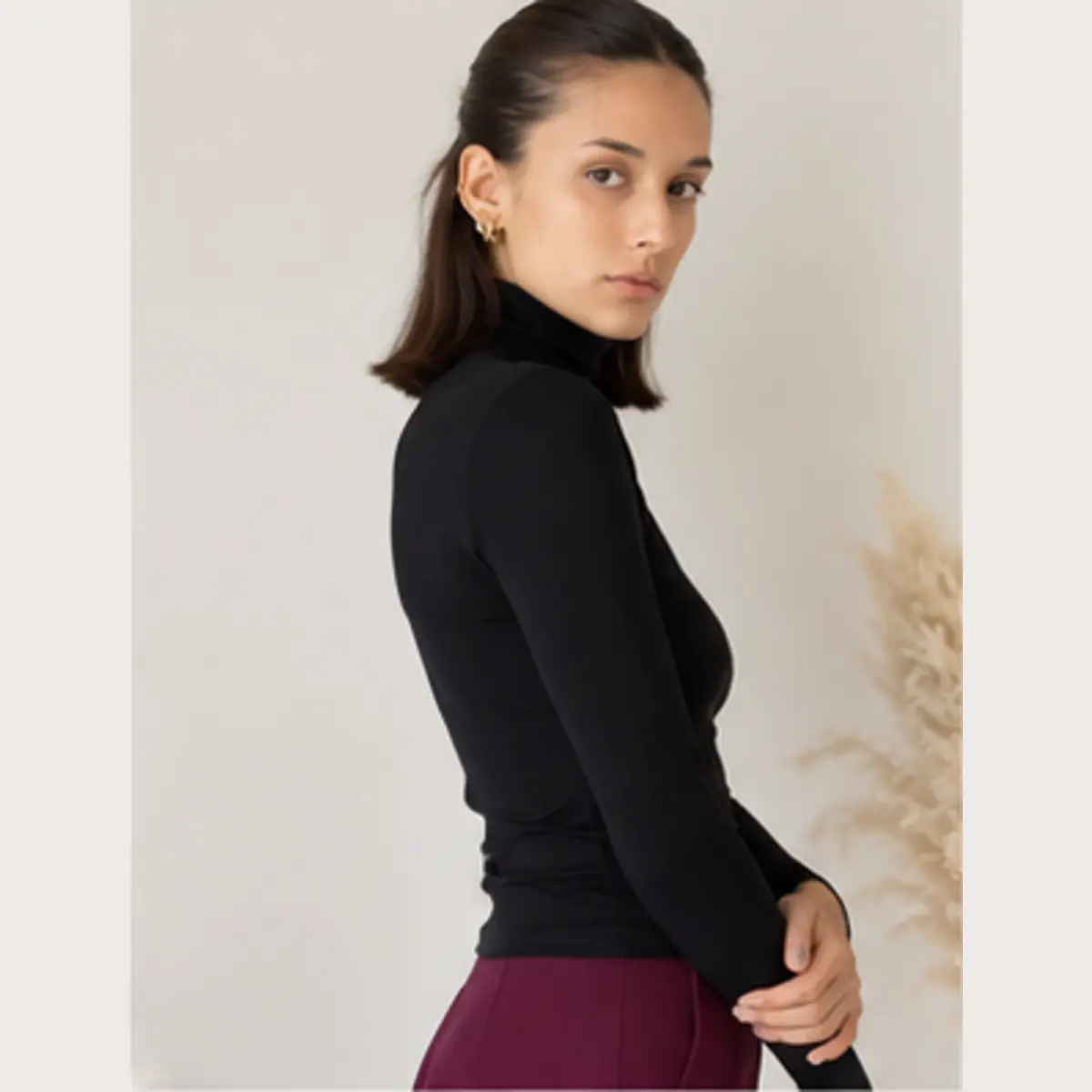 maglia-dolcevita-donna-nera-tre-quarti
