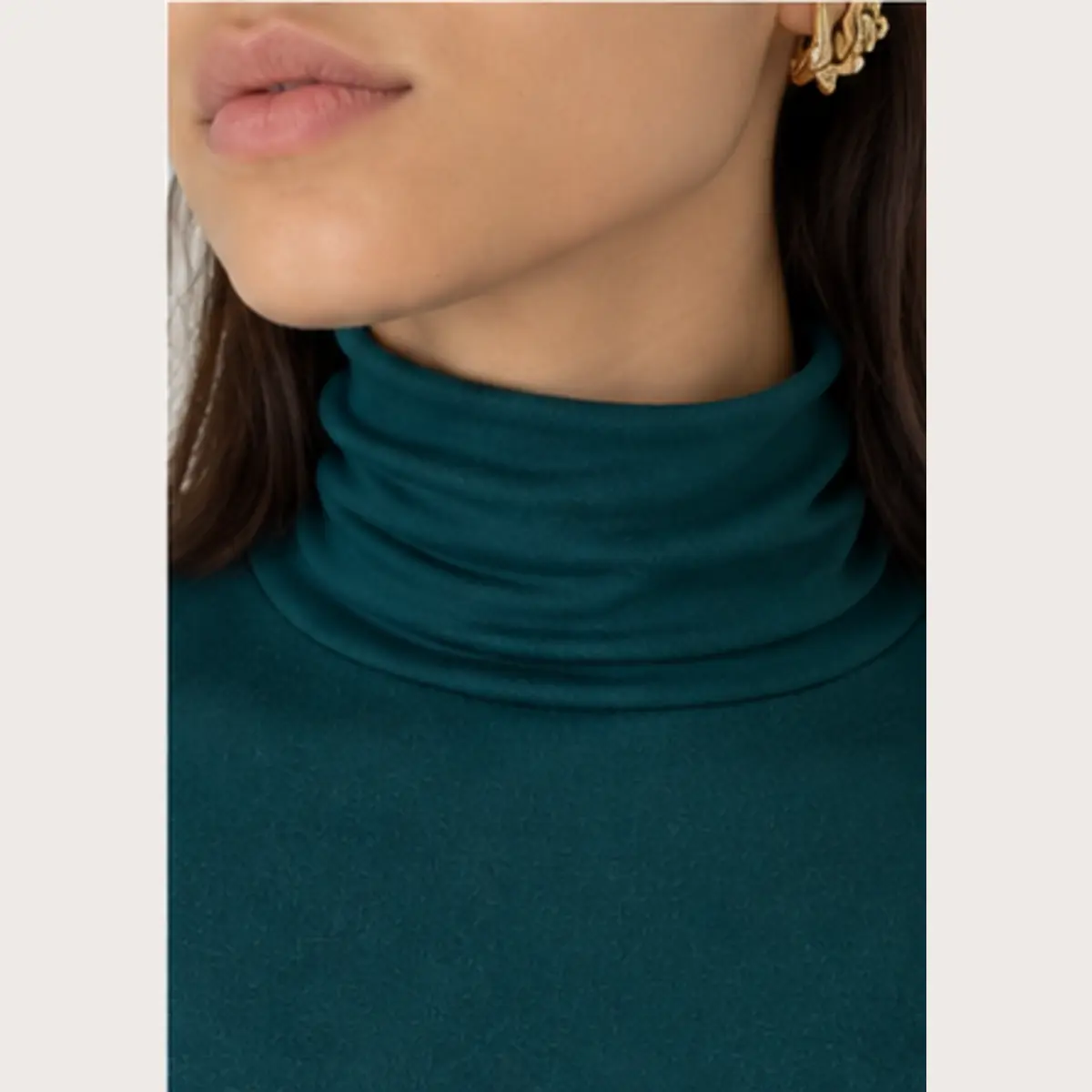 maglia-dolcevita-donna-verde-petrolio-dettaglio-collo